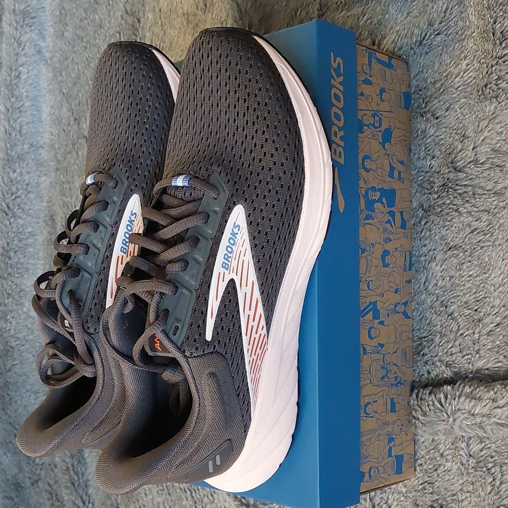 New! Brooks Gray and Pink Size 9.5